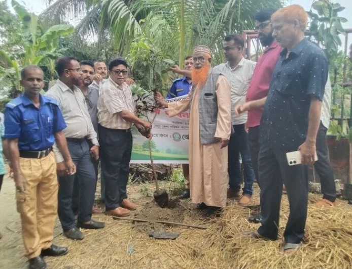 প্রধানমন্ত্রীর ২৫ কোটি বৃক্ষরোপণ কর্মসূচির অংশ হিসেবে নড়াইলে ফলদ ও বনজ বৃক্ষরোপণ কর্মসূচি পালিত