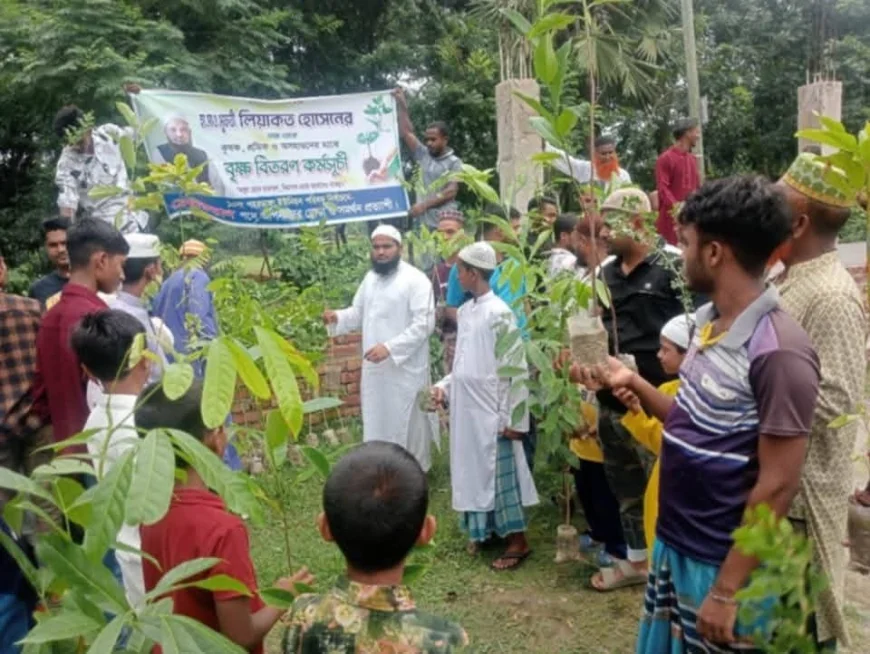 কালিয়ার পহরডাঙ্গায় এলাকাবাসীর মাঝে গাছের চারা বিতরণ