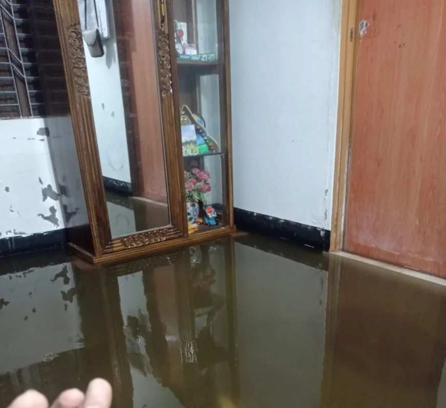 মাত্র কয়েক ঘন্টার বৃষ্টিতে নড়াইল পৌরসভার বেশ কিছু বসতবাড়িতে ঢুকেছে পানি