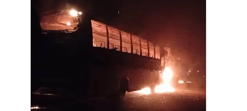 নড়াইল এক্সপ্রেস বাসের চাপায় ফরিদপুরে ৫ জন নিহত; বিক্ষুব্ধ জনতার অগ্নিসংযোগ