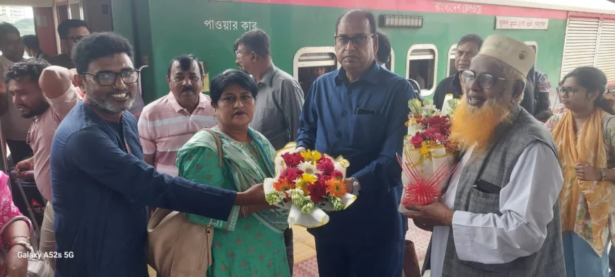 পারিবারিক সফরে বিএনপির ভাইস চেয়ারম্যান শামসুজ্জামান দুদু, নড়াইল রেলস্টেশনে ফুলেল শুভেচ্ছা