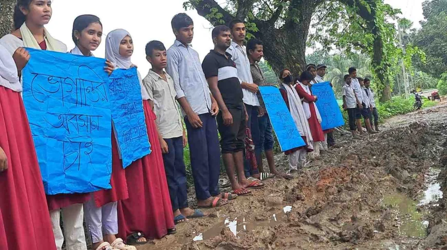 নড়াইলে বিদ্যালয়ের প্রবেশমুখের সংস্কারের দাবিতে মানববন্ধন