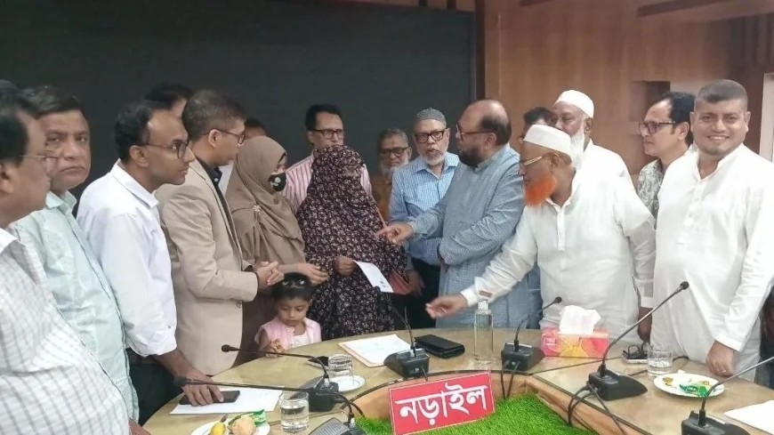 নড়াইলে ট্রাক চাঁপায় নিহত ফিলিং স্টেশন ম্যানেজারের পরিবারকে অনুদান প্রদান