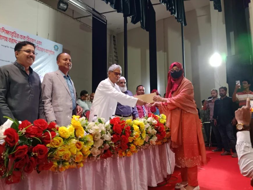 মাগুরায় বিভিন্ন প্রকল্পের চেক বিতরণ করলেন মন্ত্রী নিতাই রায় চৌধুরী 
