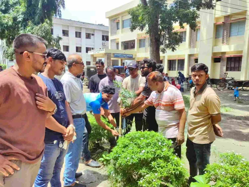 স্বেচ্ছাসেবক দলের  প্রতিষ্ঠা বার্ষিকী উপলক্ষে বৃক্ষরোপণ ও পরিস্কার পরিচ্ছন্ন কর্মসূচি অনুষ্ঠিত 