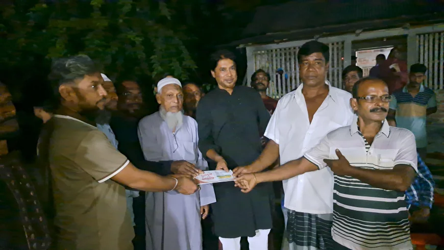 নড়াইলে মন্দিরে মন্দিরে সহায়তার হাত বাড়িয়ে দিচ্ছেন যুবদল নেতা শিহাব